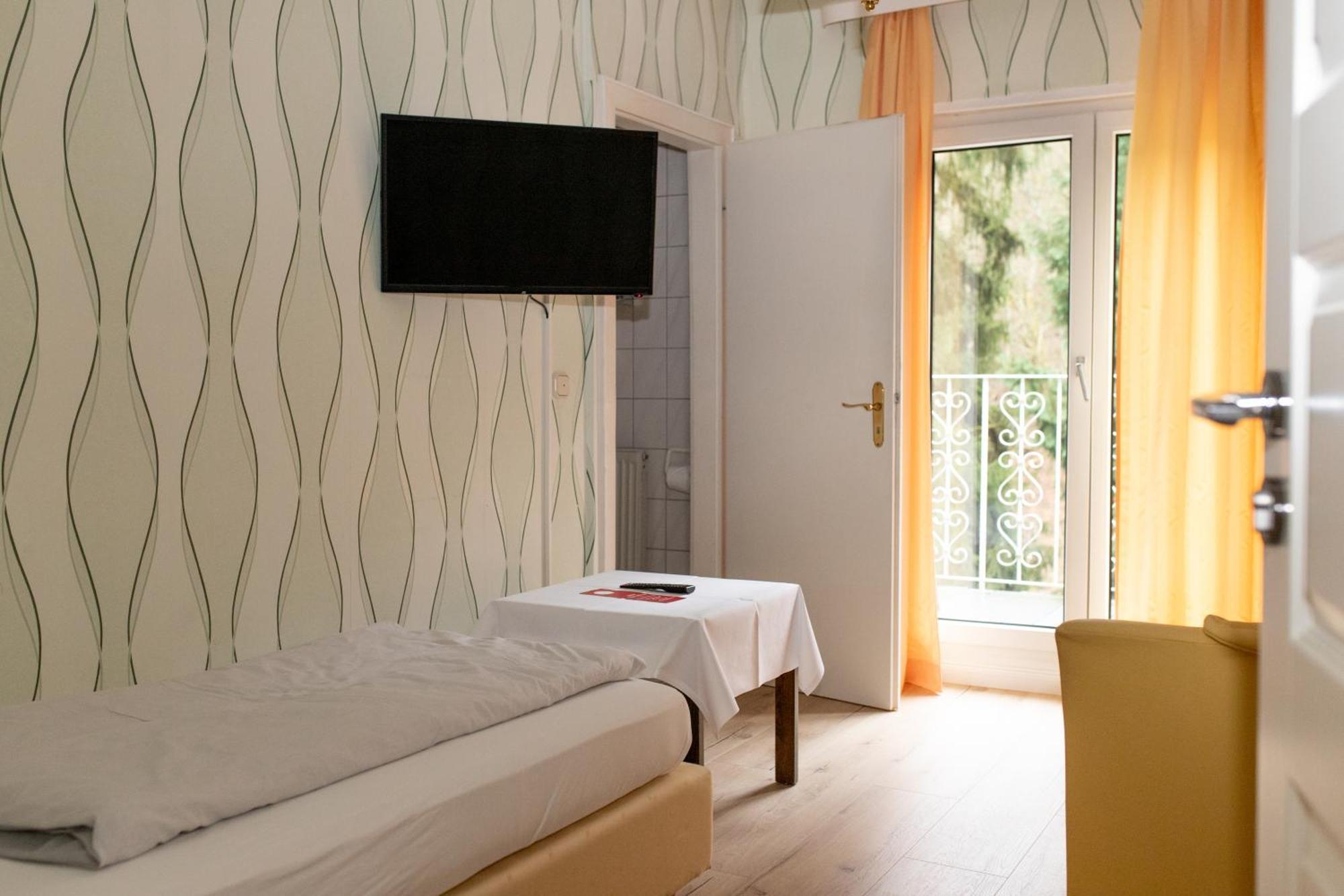 Kurhotel Quellenhof Bad Bertrich Bilik gambar